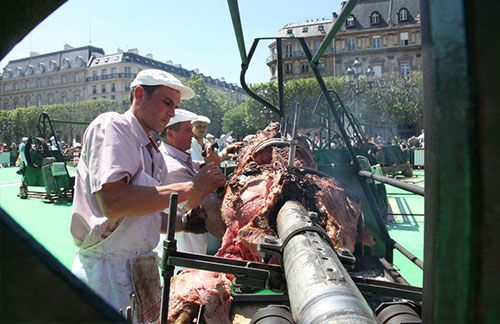 Le bœuf à la broche, un moment convivial : fête de village, mariage, soirée d'entreprise